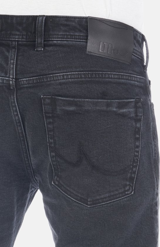Close-up van de achterkant van een donkergrijze jeans met LTB logopatch.