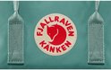 Close-up van het Fjällräven Kånken logo op een mintgroene rugzak.