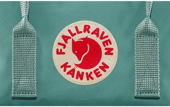 Close-up van het Fjällräven Kånken logo op een mintgroene rugzak.