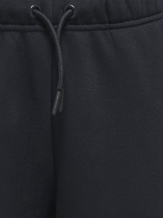 Detail van de tailleband van een zwarte joggingbroek met trekkoord.