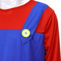 Detail van de rode bovenkant en blauwe schouderband met gele knoop van een Mario-kostuum.