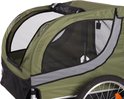 Detail van de voorkant van een groene fietskar met mesh ramen en reflecterende randen.