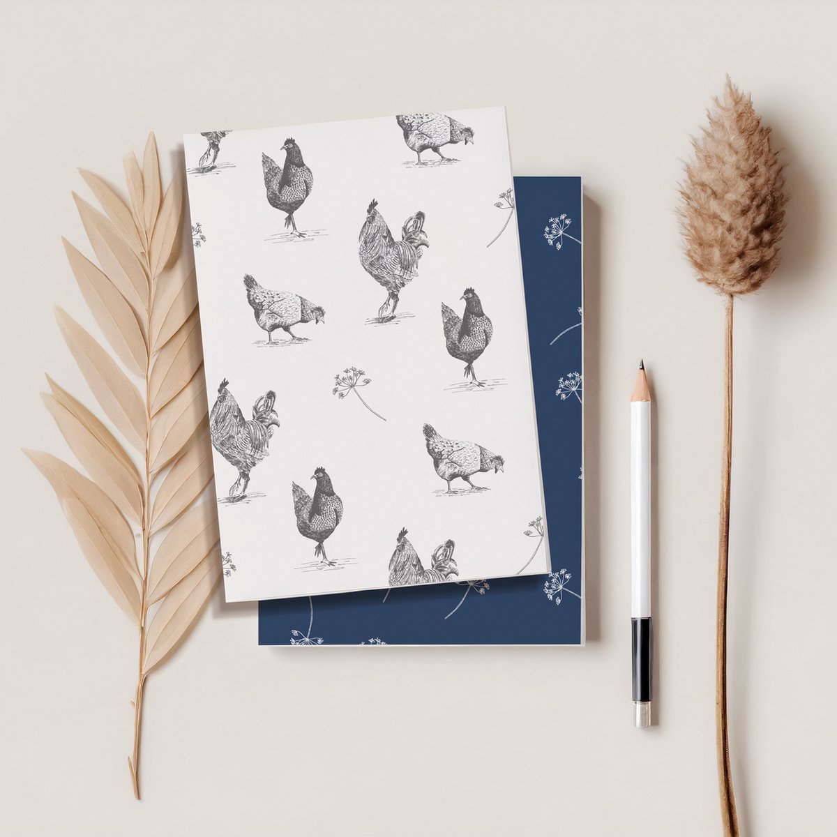 Set van 2 gelinieerde schriftjes in A5 formaat - Cadeautje juf - schrift botanische print blauw - schrift kippen grijs