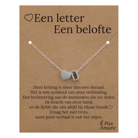 Collier argenté avec un cœur et la lettre D sur une carte avec texte.