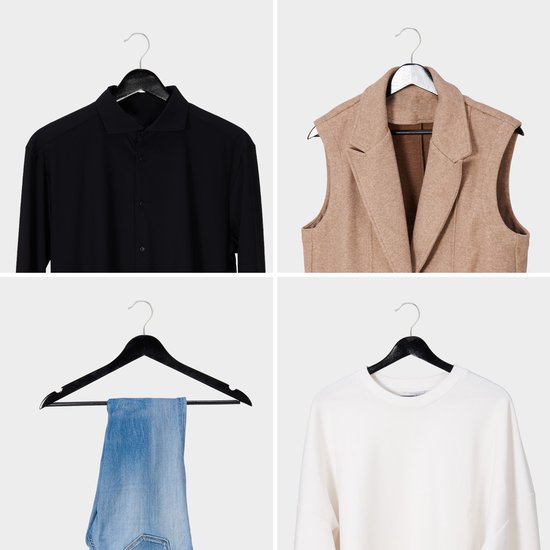 Une blouse noire, un gilet marron, un jean et un pull blanc, chacun sur un cintre.