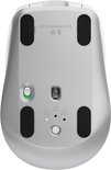 Onderkant van een lichtgrijze Logitech MX Anywhere 3S muis met vier zwarte glijvlakken, een aan/uit-schakelaar en pairing knoppen.
