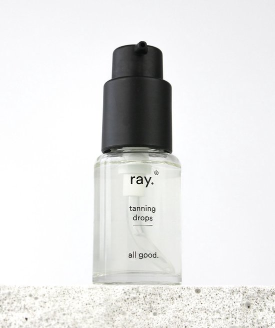 Doorzichtige fles met een zwarte pompdispenser. Tekst: ray. tanning drops all good.