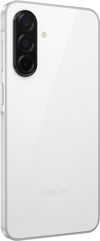 Witte Samsung Galaxy A26 5G met zwarte cameralens en zilveren rand.