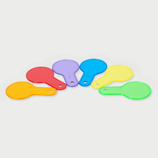 Un ensemble de six spatules rondes et translucides de couleur rouge, orange, jaune, verte, bleue et violette sur fond blanc.