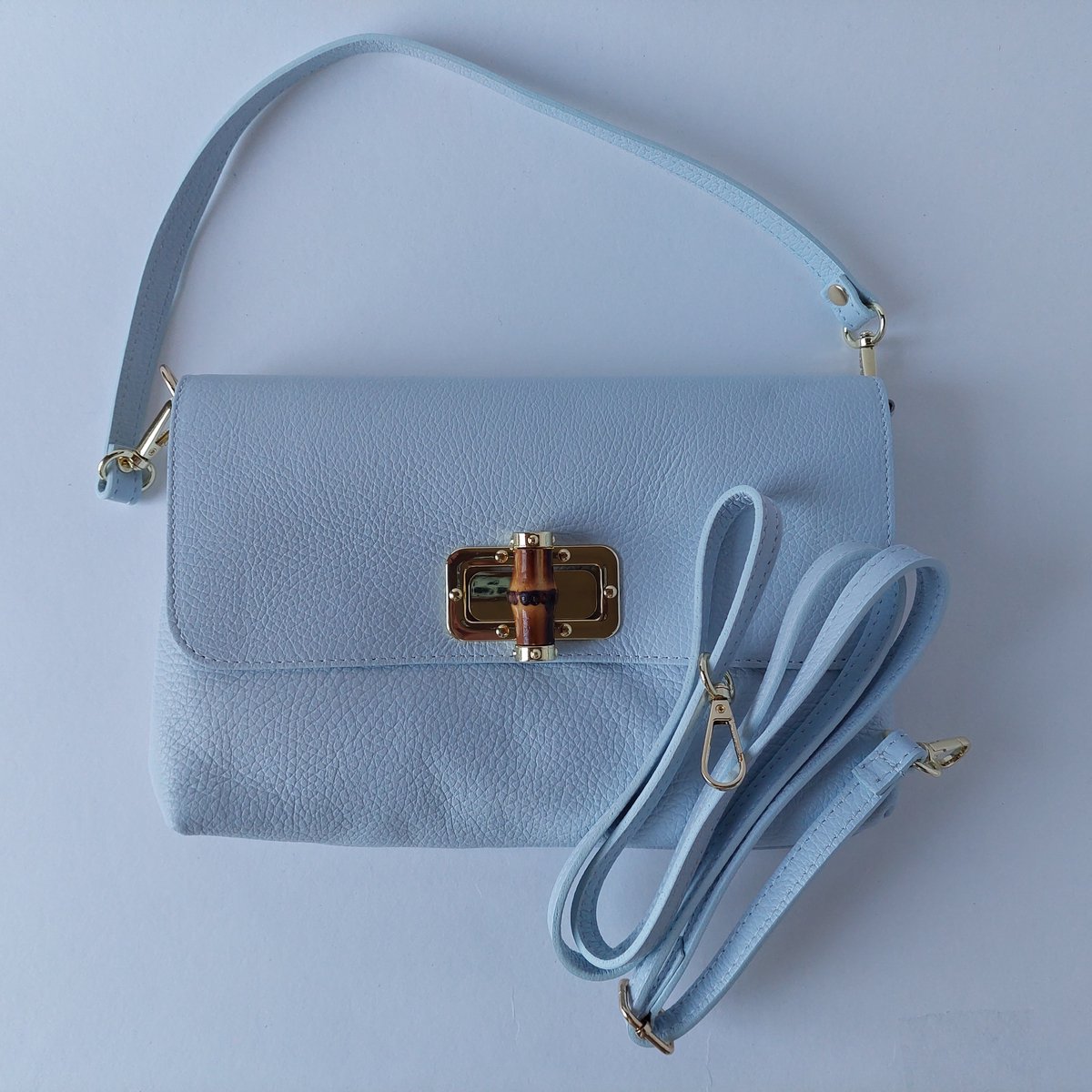 Crossbody blauw pastel- tas - echt leer - Italië - super kwaliteit - soepel - bamboe look draai sluiting - messing details -