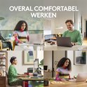 Collage van vier mensen die comfortabel thuis of op kantoor werken aan hun laptops. Twee vrouwen en twee mannen. Een tekst overlay zegt 'OVERAL COMFORTABEL WERKEN'.