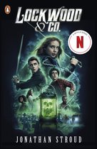 Lockwood & Co. boekcover met vier jonge mensen die zwaarden vasthouden en een gloeiende lantaarn met een schedel erin, met de tekst "Lockwood & Co.", "A Netflix Series" en "Jonathan Stroud".