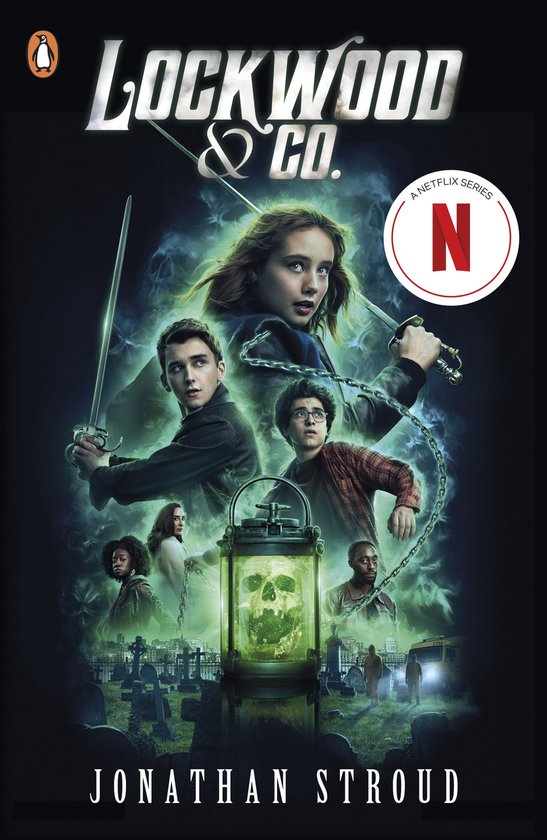 Lockwood & Co. boekcover met vier jonge mensen die zwaarden vasthouden en een gloeiende lantaarn met een schedel erin, met de tekst "Lockwood & Co.", "A Netflix Series" en "Jonathan Stroud".