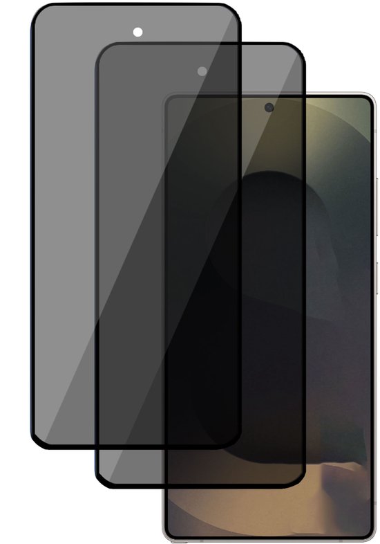 Drie privacy screenprotectors op elkaar, met een smartphone op de achtergrond.