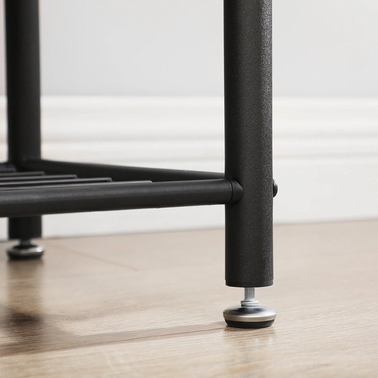 Detail van de verstelbare poot van een zwart metalen rek.
