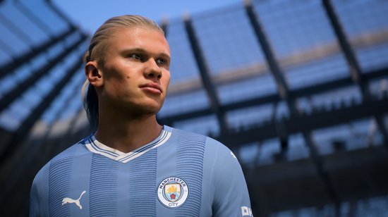 Close-up van voetballer Erling Haaland in een lichtblauw Manchester City-shirt.