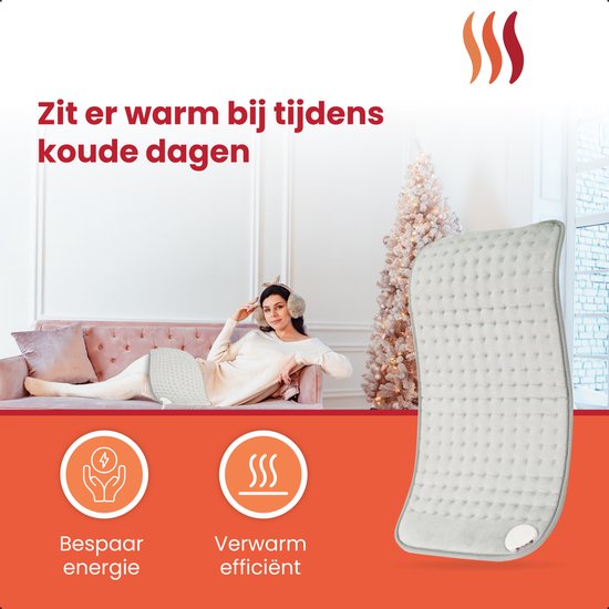 Vrouw met warmtekussen op schoot op een bank bij een kerstboom, met pictogrammen voor energiebesparing en efficiënte verwarming.