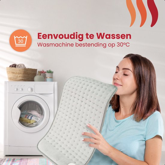 Vrouw houdt een grijs fleece warmtekussen vast voor een wasmachine, met wasinstructies.