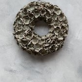 BLOEM Krans Coco FLOWER - Grijs Wash 40cm - Grey Wash - Woonaccessoire - Woonaccessoires - Luxe - Sfeer - Christmas - Decoratief - Deco - Interieur - Landelijk - Industrieel - Chique - Grijs kleurig - Kerstkrans - Sfeervol - Kerstmis Decoratie