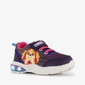 Paarse sneaker met afbeelding van Skye van Paw Patrol, roze veters en lichtjes in de zool.