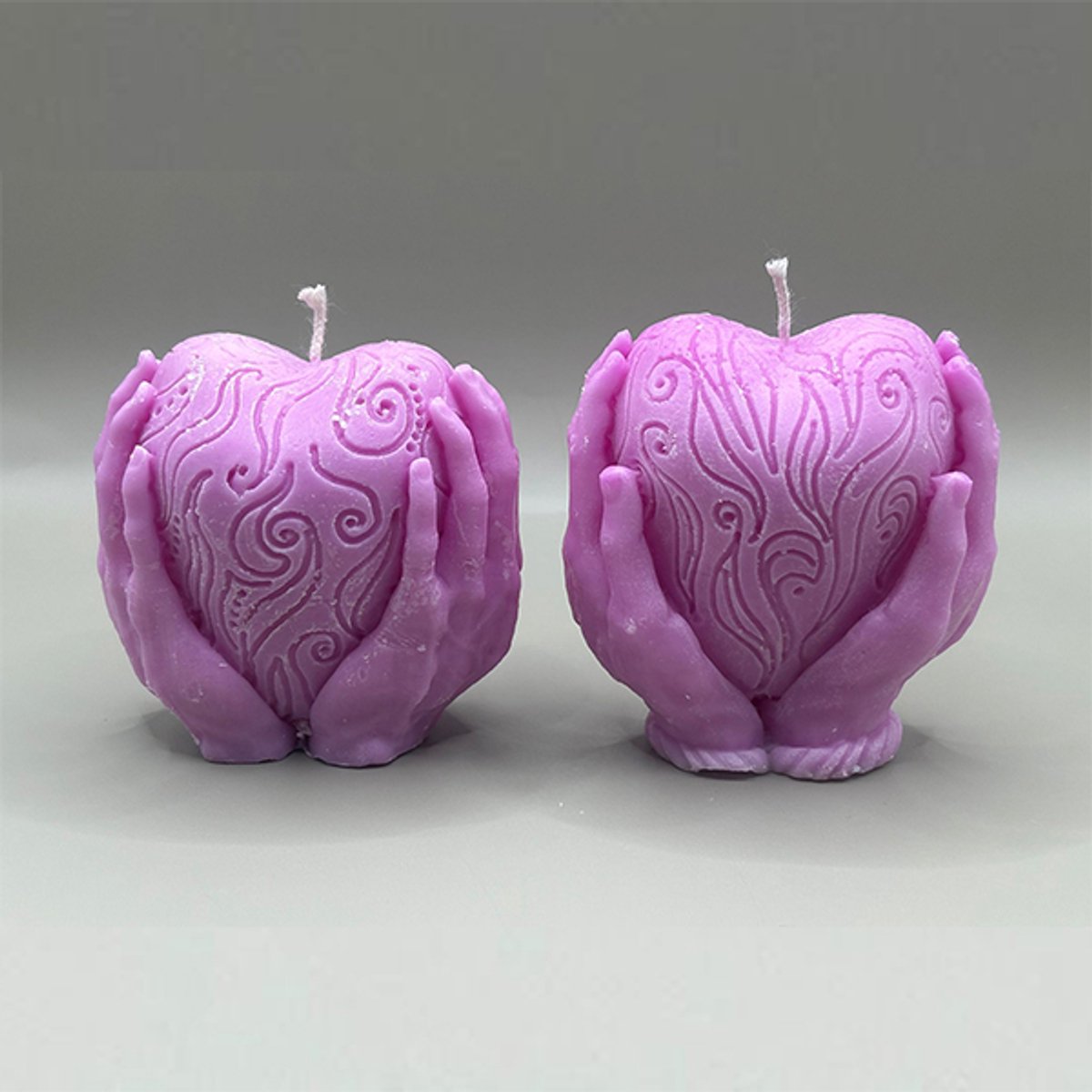 Heart Embrace Handgemaakte Geurkaarsen Set – 2x Paarse Symbolische Kaarsen – Handen met Hart – Vanille Geur – 8 Uur Brandtijd – Romantisch & Spiritueel Cadeau