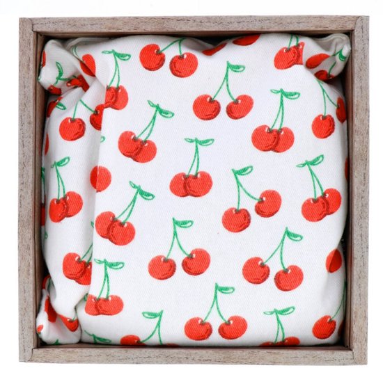 Hittepit kersenpitkussen in houten kistje, met een all-over print van rode kersen met groene steeltjes.