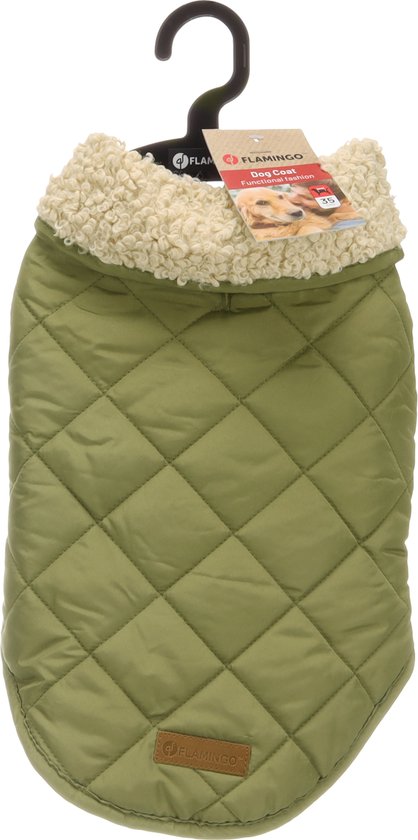 Groene, doorgestikte hondenjas met crème teddy kraag, hangend aan een haak.