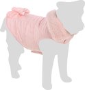Roze, gewatteerde hondenjas met stippenpatroon, bontkraag en strik op de rug, op een witte paspop.