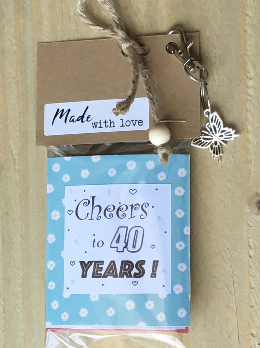 Thee cadeau met de tekst ''Cheers to 40 years", met sleutelhanger en bedeltje, 4 verschillende theezakjes, verjaardag, lief kadootje, theekado, geschenkpakket, relatiegeschenk, cadeaupakket