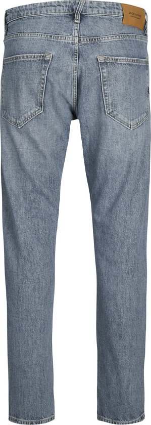 Achterkant van een blauwe jeans met label van Jack & Jones, wit de achtergrond.