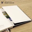 Open Hieroglyphs Bullet Journal met een binnenzak met enkele kaarten en een notitieboek.