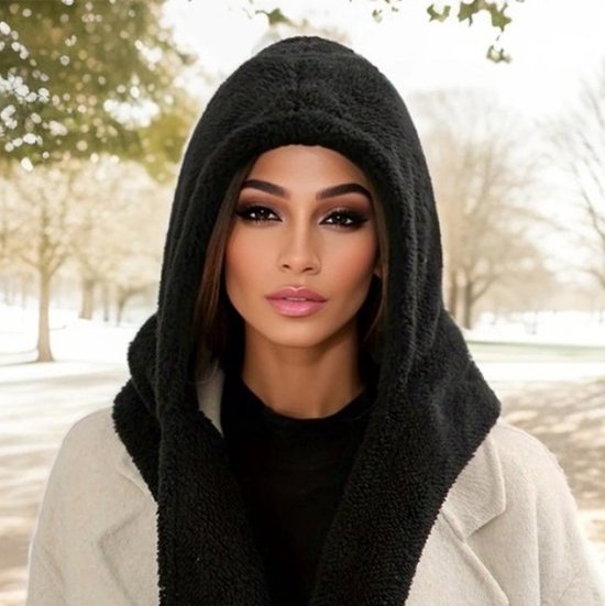 Vrouw met een zwart pluizig capuchon en beige jas.