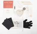 Kintsugi 'Heal Your Heart' set met een witte hartvorm, mengkaart, penseel, handschoenen, schuurpapier, lijm en goudpoeder.