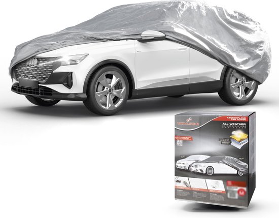 Witte Audi Q4 e-tron SUV bedekt met een glanzende zilverkleurige autohoes, met verpakking ernaast.
