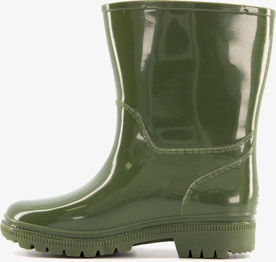 Zijzicht van een groene kinder regenlaars met profielzool en decoratieve naden.
