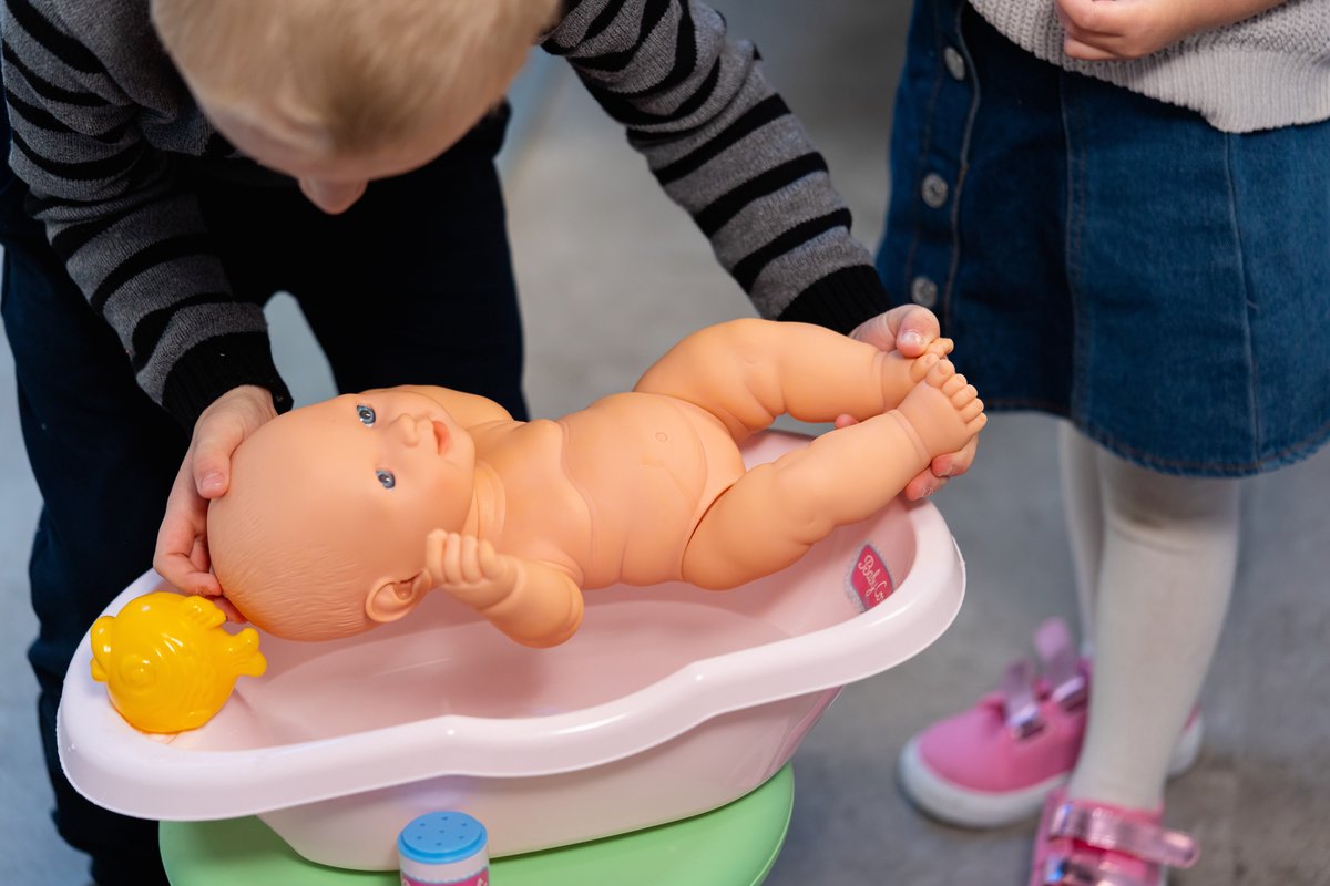 Klein Toys Princess Baby Coralie poppenverzorging - poppenbadje 41cm - incl accessoires - met potje - roze — afbeelding 4