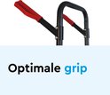 Close-up van de rode en zwarte handvatten van een steekwagen voor optimale grip.