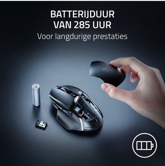 Een hand plaatst een batterij terug in een zwarte Razer gaming muis. Tekst over batterijduur in het Nederlands.