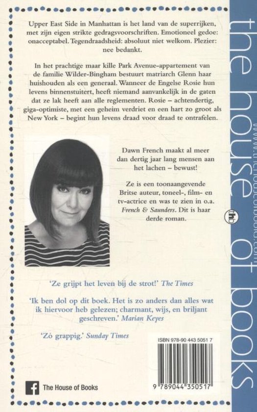 Een vrouw met donker haar staat op de foto. Ze draagt een zwart gestreept shirt. Een boekpagina met tekst en citaten.
