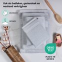 Grijze handdoeken met een zachte textuur, beschikbaar in verschillende maten. Gemaakt van 100% katoen.