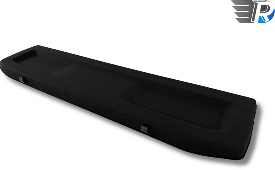 Zwarte stoffen hoedenplank met inkepingen en clips.