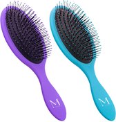 Paarse en blauwe haarborstel met zwarte pinnen en een wit logo.