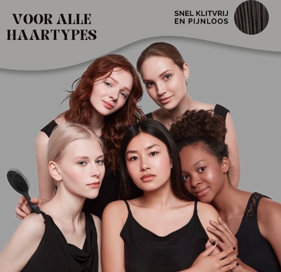 Vier vrouwen met verschillende haartypes. Eén vrouw houdt een zwarte haarborstel vast.