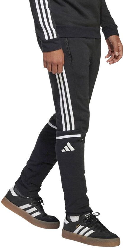 Zwarte joggingbroek met witte Adidas-strepen op de zijkant en een Adidas-logo.
