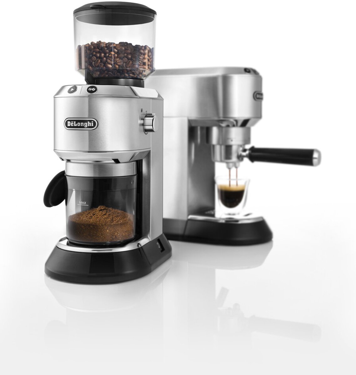Afbeelding 2 van De'Longhi - Barista Pack - Dedica Style EC685.M en Koffiemolen KG521 - Inclusief melkkan, tamper en uitklopbak