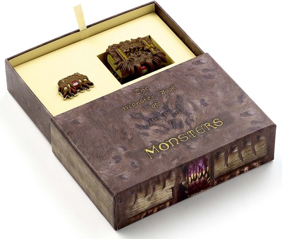The Carat Shop - Harry Potter - Collector Cadeauset met Monsterlijk Boek Sleutelhanger en Pin Badge.