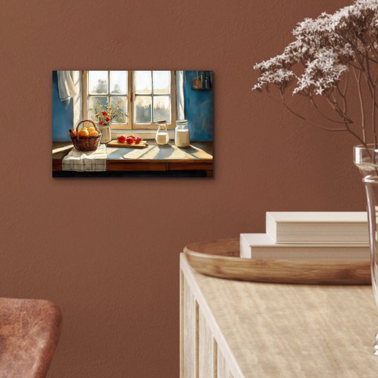 Een schilderij met een keukenraam, mandje met fruit, tomaten en melkflessen in warm zonlicht.