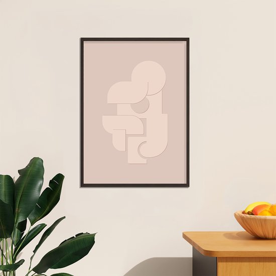 Een ingelijste poster met abstracte beige vormen, hangend aan een muur naast een plant.