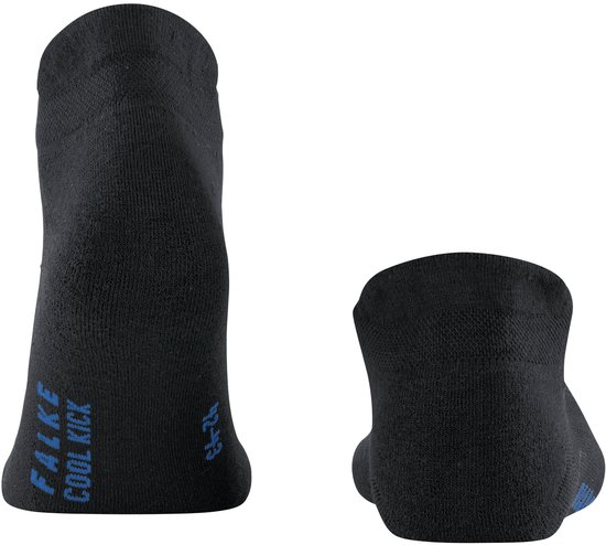 Twee zwarte Falke Cool Kick enkelsokken, een met blauwe tekst en maat.