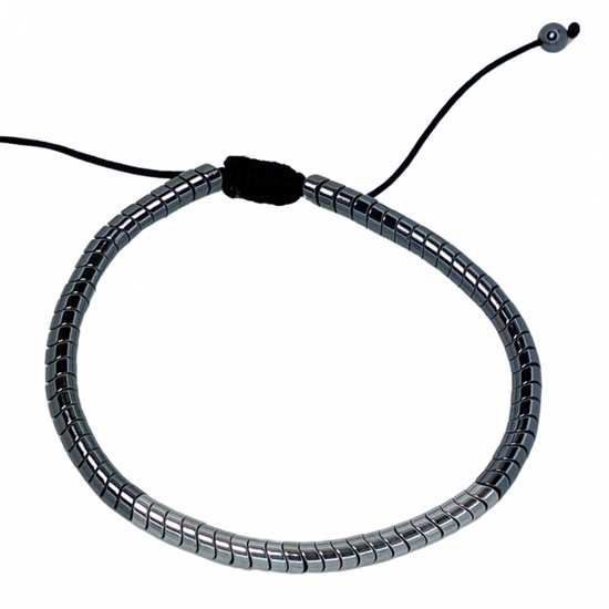 Zwart metalen armband met cilindrische kralen en een zwarte koordsluiting.
